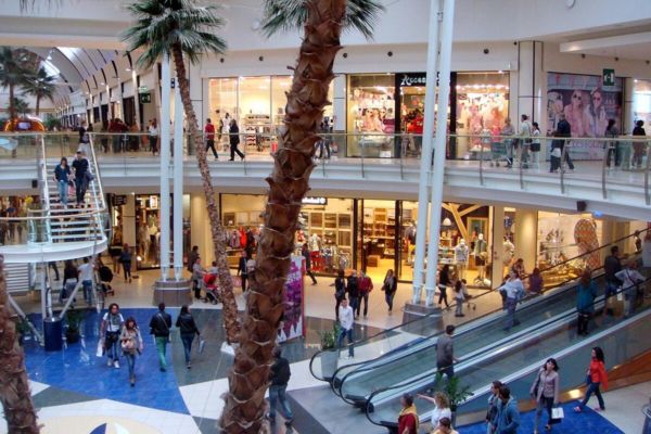 Interno di un centro commerciale CBRE affollato. Aumento del fatturato e dell'affluenza.