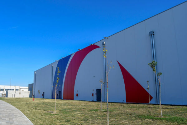Sede Cattel: edificio con design rosso e blu. Crescita fatturato Cattel a doppia cifra.