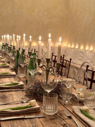 Cena elegante da Gelsomina: tavolo imbandito con candele, fiori e tulipani. Pasticceria in evoluzione.