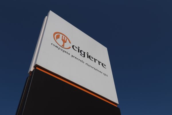 Insegna Cigierre, azienda ristorazione in franchising. Logo Cigierre su sfondo cielo blu.