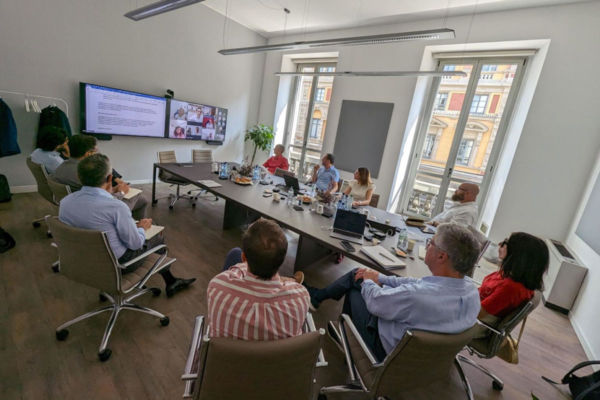 Food court: tavolo di lavoro con gestori immobiliari, brand e associazioni di settore. Meeting in ufficio.