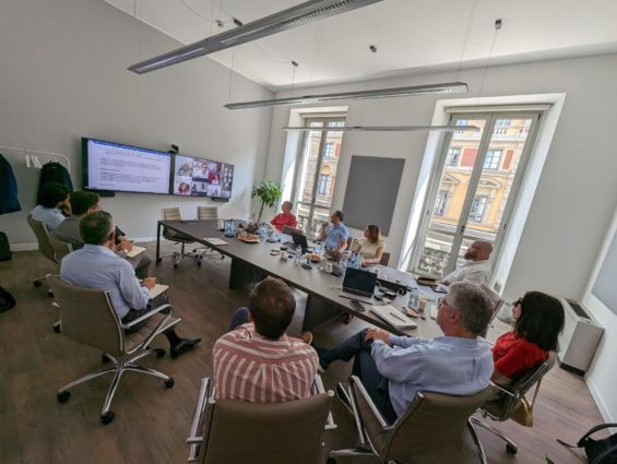 Tavolo di lavoro Food Court: gestori immobiliari, brand e associazioni riuniti. Meeting con partecipanti in presenza e online.