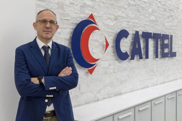 Giandomenico Baita, Direzione Vendite Cattel, in posa davanti al logo aziendale. Fatturato 2022 e 1Q 2023 in crescita.