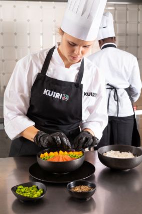Chef Kuiri prepara poke bowl. Tech-food e crescita all'estero.