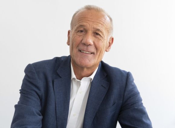 Ritratto di uomo d'affari. Distribuzione Horeca e fatturati in crescita nel 2023.