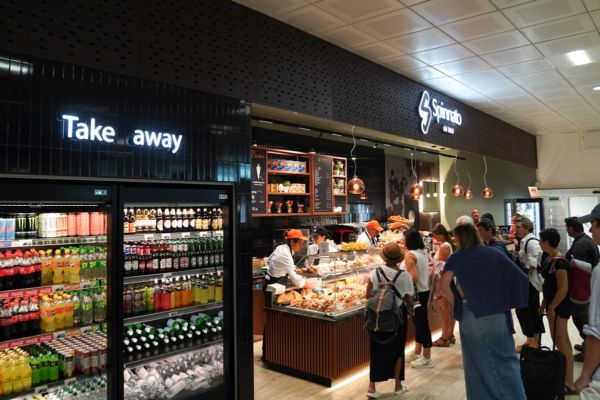 Autogrill Spinnato all'aeroporto di Palermo. Area food con take away e clienti in fila.