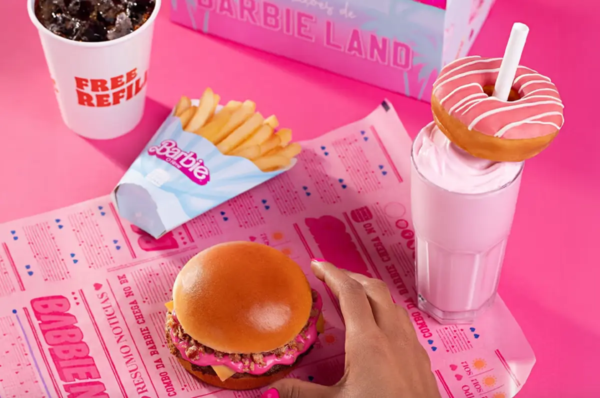 Menù Barbie: burger rosa, patatine, donut e milkshake. #Barbie #Ristorazione