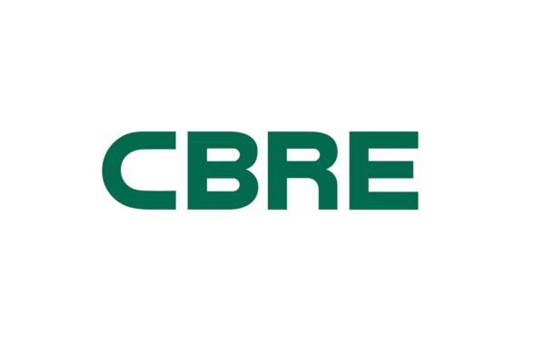 Logo CBRE. Centri commerciali CBRE: fatturato e affluenza in crescita nel 2023.