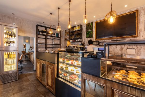 Interno del Corner Bar: caffè, stuzzicheria, bistrò a Saragozza. Vetrine con dolci e scaffali con vini.