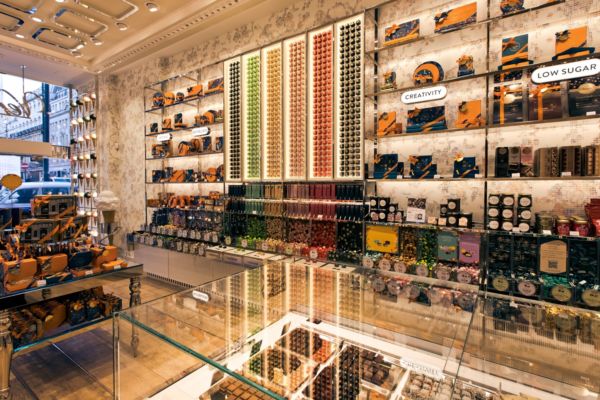 Negozio Venchi: vetrina di cioccolatini e dolci italiani. Ambasciatori del gusto, qualità e tradizione.