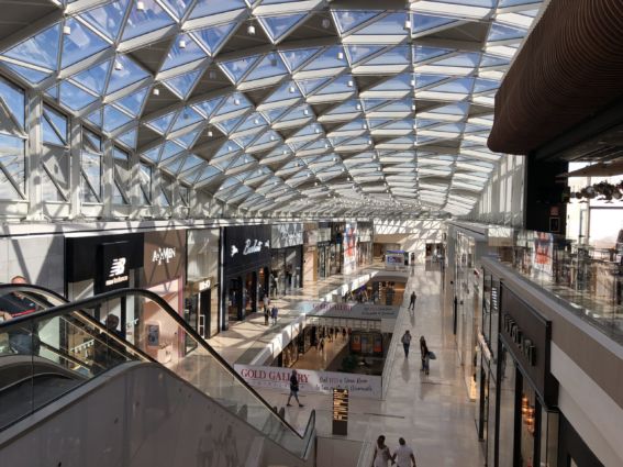 Interno del centro commerciale Gran Reno, proprietà di Klépierre in Italia.