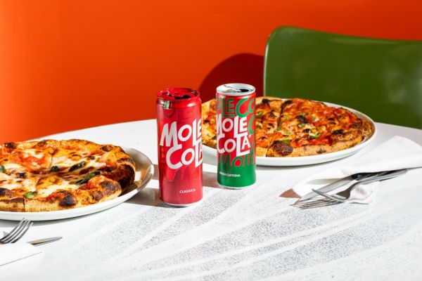 Lattine MoleCola Classica e senza caffeina con pizza. 10 anni di gusto pop italiano.