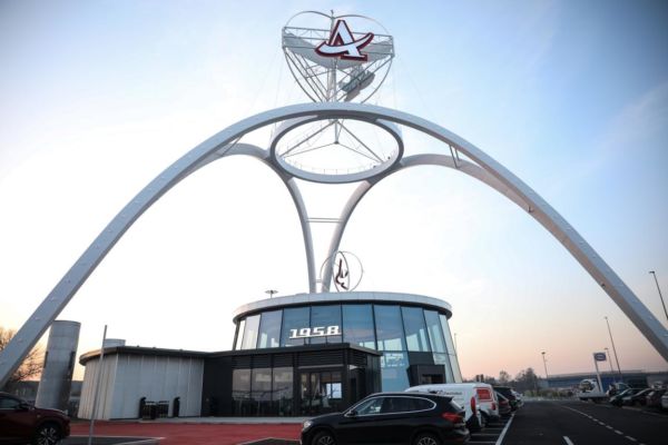 Autogrill Villoresi Ovest: iconica architettura travel retail, design anni '50. Ristorazione in autostrada.