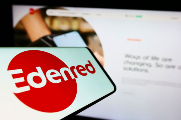 Logo Edenred su smartphone. Deliveroo accetta Edenred. Pagamenti digitali e buoni pasto.