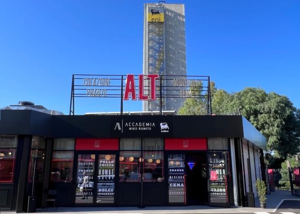 ALT Stazione del Gusto Roma, ristorante Enilive e Niko Romito. Facciata con insegna ALT e menù.