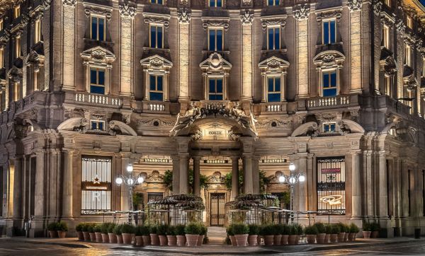 Esterno Starbucks Reserve Roastery Milano. Architettura storica, illuminazione notturna. Nuova apertura Starbucks Italia.