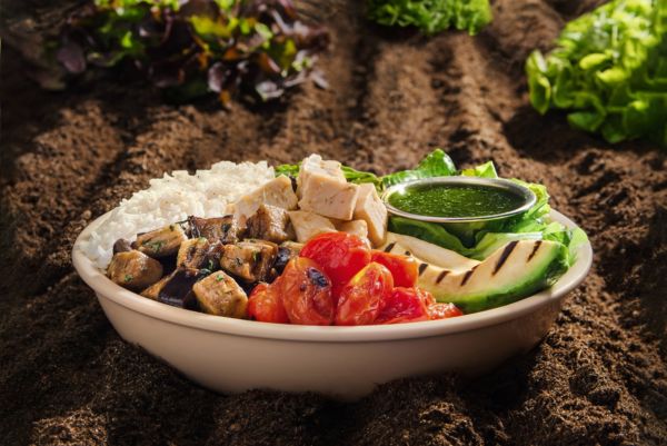 Green Bowl Poke House: riso, pollo, verdure grigliate e salsa verde.