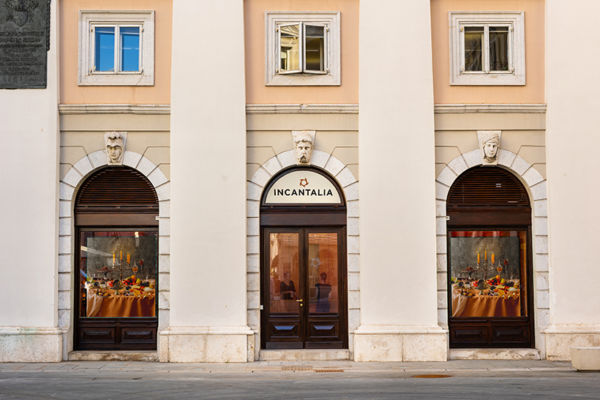 Facciata Incantalia Trieste. Polo del Gusto, negozio con vetrine e insegna.