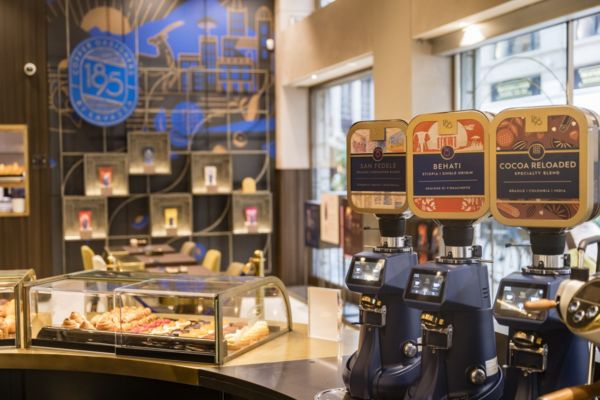 Interni del Flagship Store Lavazza: macchine da caffè, dolci e design elegante. Esperienza Lavazza a 360°.
