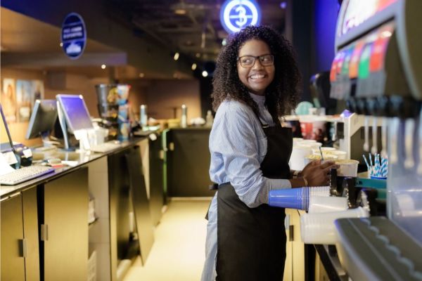 McDonald's: dipendente sorridente al distributore bevande. Stop al free refill?