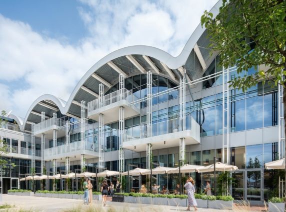 Milano Certosa District: nuove insegne food. Architettura moderna, ristoranti all'aperto, persone.