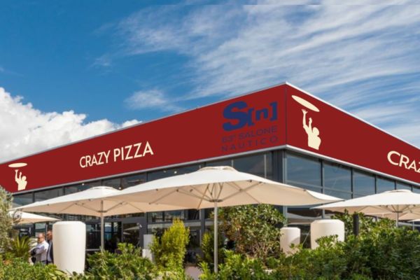 Crazy Pizza al Salone Nautico di Genova. Rendering del pop-up restaurant con logo e decorazioni a tema pizza.