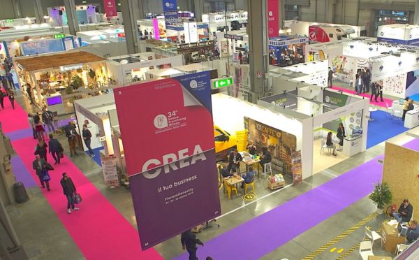 Salone Franchising Milano: vista aerea degli stand espositivi e visitatori. Fiera per nuovi imprenditori e aziende in franchising.