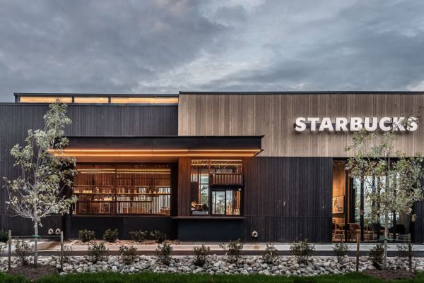 Esterno moderno di Starbucks. Design in legno, insegna luminosa. Novità Starbucks in arrivo?