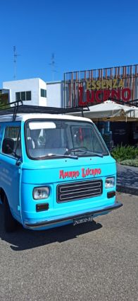 Van vintage Amaro Lucano. Auto turchese con logo Amaro Lucano. Promozione per Singapore.