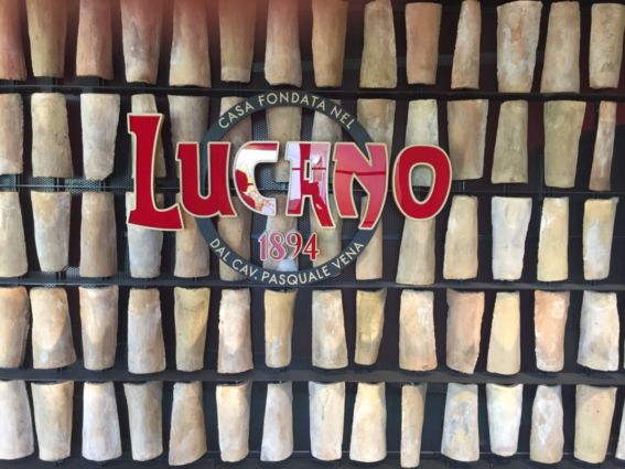 Logo Amaro Lucano su parete di argilla. Amaro Lucano pronto per Singapore.