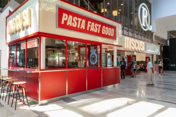 Miscusi Milanofiori: ristorante di pasta fresca in centro commerciale. Design moderno, insegna Pasta Fast Good.