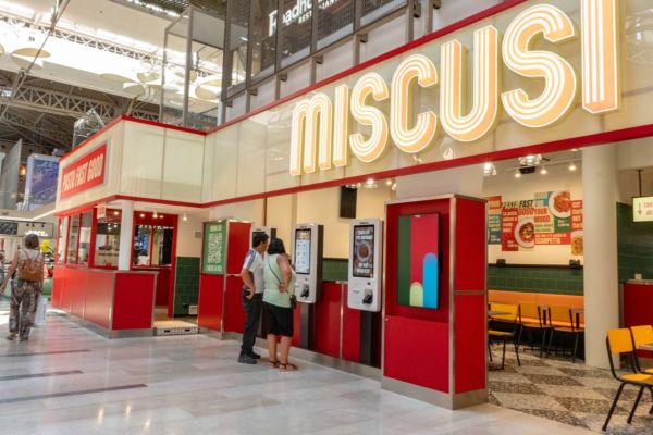 Miscusi Milanofiori: Kiosk di pasta fresca nel centro commerciale.