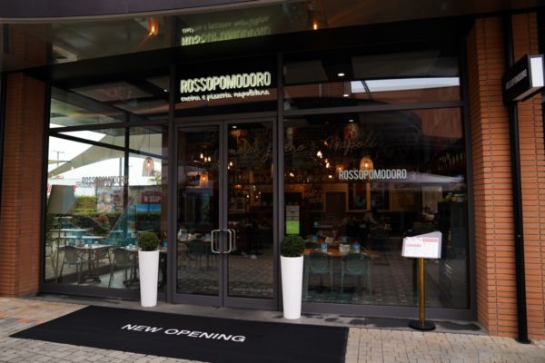 Autogrill Rossopomodoro Vicolungo: esterno del ristorante pizzeria napoletana. Nuova apertura.