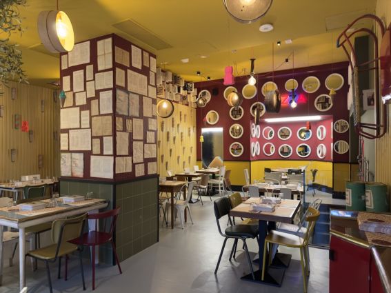 Interni Fradiavolo Milano: design eccentrico, lampade originali, tavoli pronti. Ristorante pizzeria, nuova apertura.