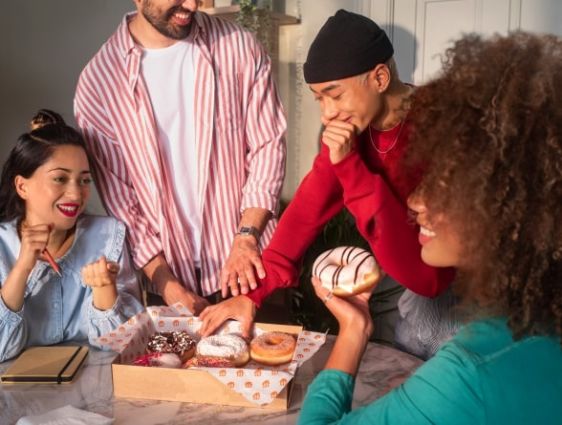 Studenti Just Eat con donuts. Food delivery scelto dal 60% degli studenti universitari.