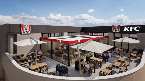 Nuovo KFC Cagliari Millennium: vista esterna ristorante con tavoli all'aperto e insegna. Pollo fritto in Sardegna.