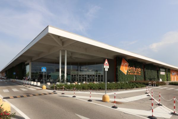 Centro commerciale Le Centurie. Esterno del centro con insegna e parcheggio.