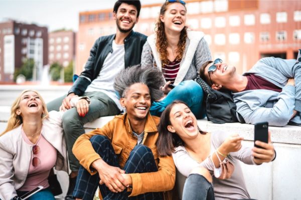 Gruppo Gen Z sorridente. Menù attrattivi per la Gen Z: idee e strategie per ristoranti e locali.