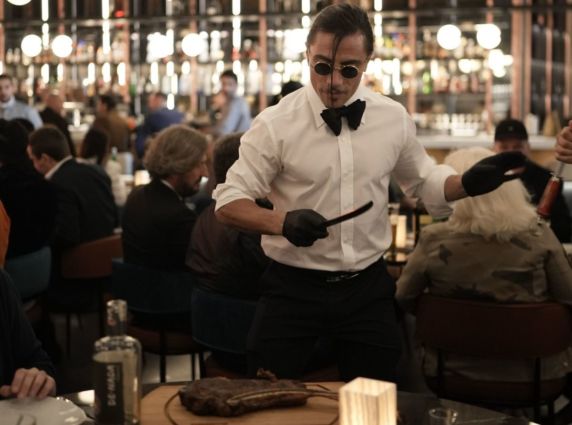 Salt Bae serve carne al tavolo. Esperienza culinaria Nusr-Et, steakhouse di lusso. Ristorante di alta qualità.