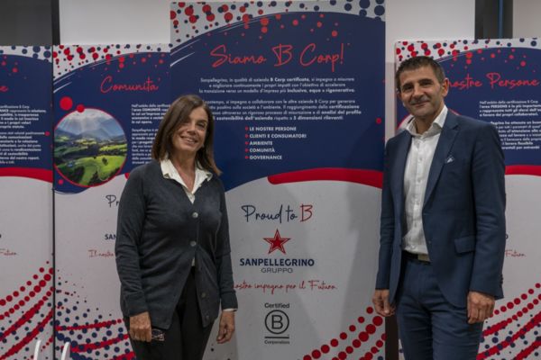 Sanpellegrino certificata B Corp: manager e logo azienda. Sostenibilità e impegno per il futuro.