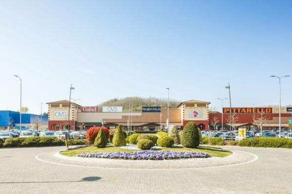 Retail Park Serravalle: vista esterna con negozi (OVS, Gabel, Pittarello). Gestione Promos.