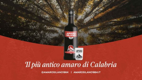 Bottiglia e bicchierino di Amaro Silano. Liquore artigianale calabrese dal 1864.