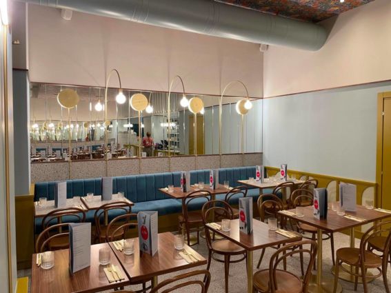 Interno del ristorante Ci Sta, Milano. Tavoli pronti, illuminazione curata. Nuova pizzeria.
