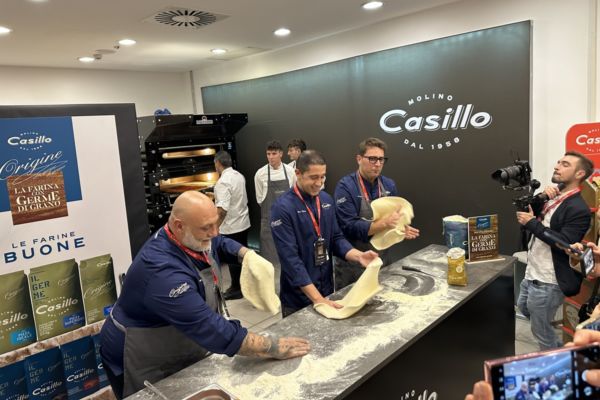 Galà della pizza Molino Casillo: pizzaioli al lavoro con farina. Evento AC Milan.