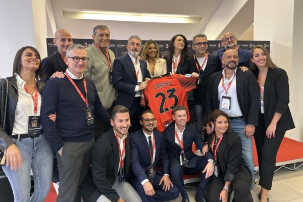 Gruppo al Galà della Pizza Molino Casillo AC Milan con maglia celebrativa.