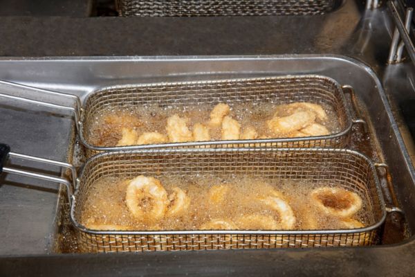Frittura di alimenti in olio bollente. Cestelli di metallo. Rifiuti alimentari e ristorazione.