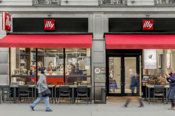 Facciata Illy Opéra, Parigi. Caffè Illy con tavolini esterni. Riapertura Illy Opéra dopo restyling.