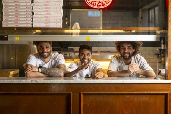 Team Berberè sorridente al bancone. Prossima apertura Casa Madre, centro formazione pizza artigianale.