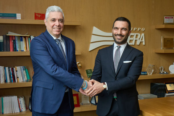 Accordo Gruppo Hera e Chef Express. Uomini d'affari si stringono la mano. Partnership economia circolare.