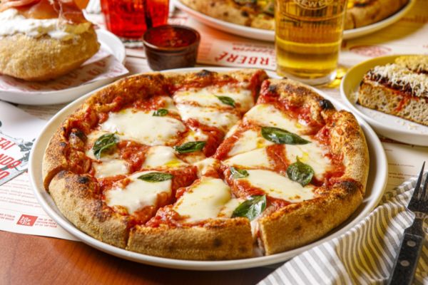 Pizza margherita di Berberè. Autentica pizza italiana con mozzarella fresca e basilico. Scopri il gusto di Casa Madre!